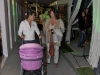Mamma con passeggino a spiaggia