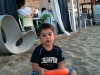 Bambino che gioca in spiaggia