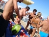 Turisti e cocomero in spiaggia