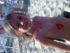 bambina in spiaggia che gioca a gabicce mare